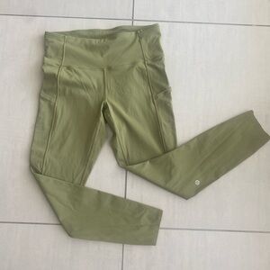 BNWOT Lululemon Fast and Free High-Rise Tight 25"
Bronze Green size 8
